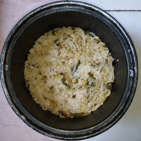 Masak dengan rice cooker hingga matang, aduk rata sebelum disajikan.