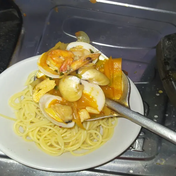 Siapkan mie dalam mangkuk, lalu tuang kuah beserta sayuran dan seafood nya.