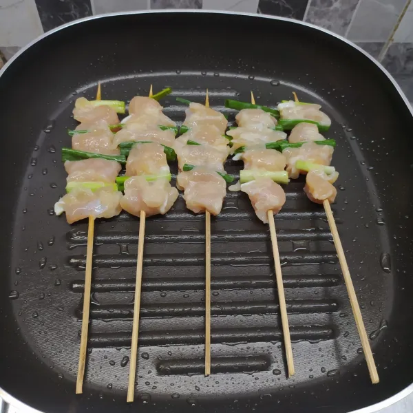 panaskan grill pan, oles sedikit minyak goreng. Panggang sate sampai warna daging memutih.
