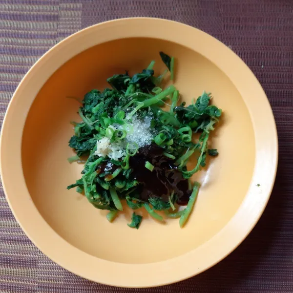 Letakkan bayam pada wadah, beri gochujang, bawang putih parut, daun bawang, kecap asin, gula pasir, minyak wijen, dan biji wijen. Aduk rata dan sajikan diatas piring, beri taburan wijen sangrai.