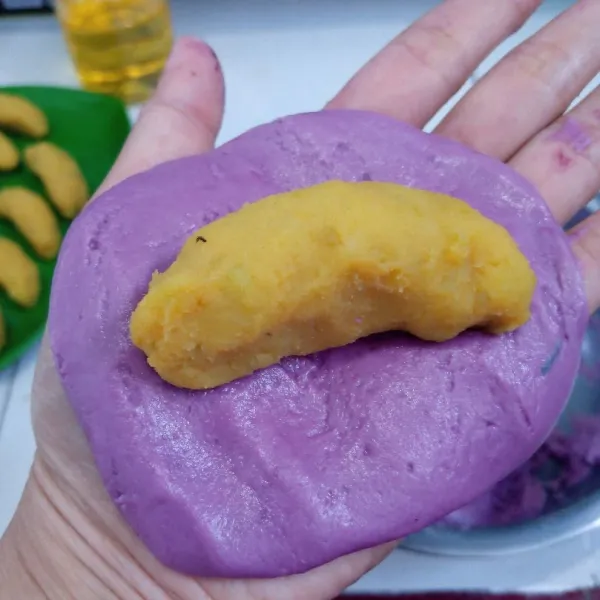 Pipihkan adonan. Beri isian. Kemudian lipat dan tutup bagian pinggir adonan. Bentuk adonan seperti ubi ungu dan beri sedikit goresan pada lapisan luar agar terlihat seperti ubi sungguhan.