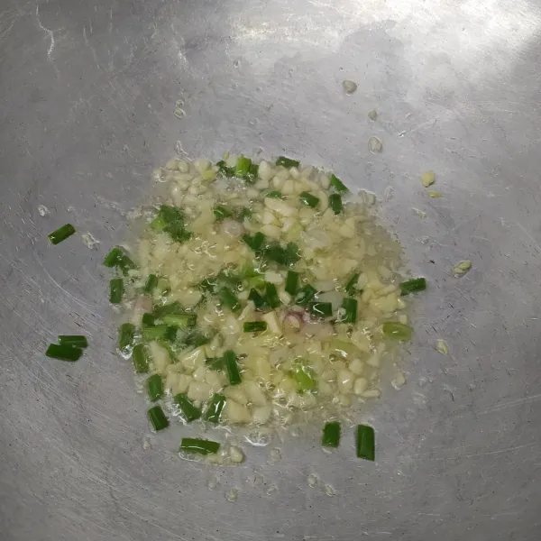 Kemudian untuk saus, tumis bawang putih cincang dan daun bawang sampai layu dan harum.