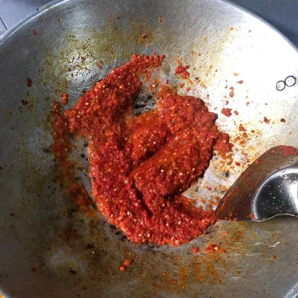 Tumis bumbu sambal merah sampai matang, beri jeruk nipis, kaldu bubuk dan gula secukupnya. Kemudian masukkan paru, aduk sampai semua bagian paru tercampur sambal merata. Masakan siap disajikan. Selamat mencoba.