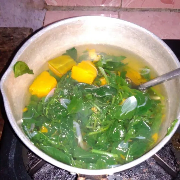 Setelah daun katuk layu dan rasa pas, matikan api dan sajikan.