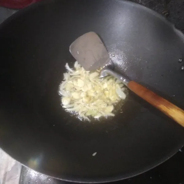 Panaskan minyak, tumis bawang putih dan bawang bombay hingga harum.