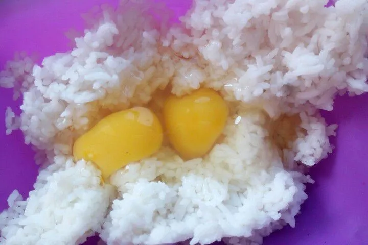 Campurkan nasi dengan 2 butir telur, dan aduk rata.