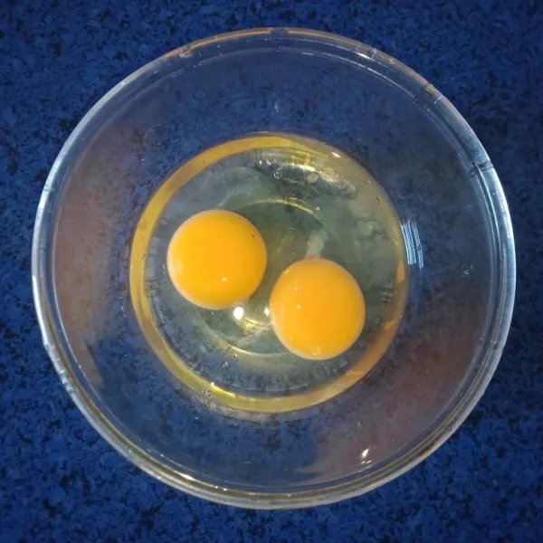 Pecahkan dua butir telur