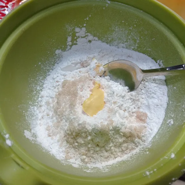 Campur tepung ketan, tepung terigu, gula pasir dan margarin ke dalam wadah.