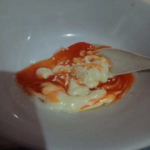 Campur semua bahan saus, aduk rata.