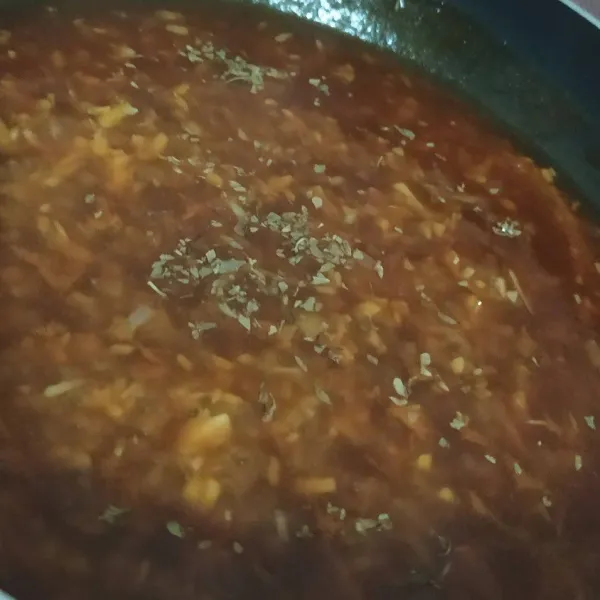 Tuang larutan tepung maizena dan  beri taburan oregano. Koreksi rasa dan sajikan fuyunghai dengan sausnya.
