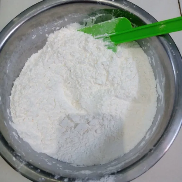 Campur tepung tapioka, tepung ketan putih, tepung protein tinggi, gulam dan garam. Aduk sampai tercampur rata.