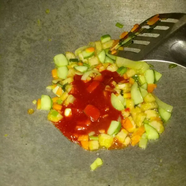 Masukan saus gochujjang, aduk sampai tercampur rata.