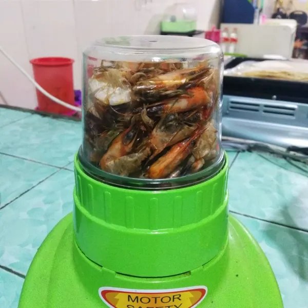 Blender kepala dan kulit udang hingga agak halus.