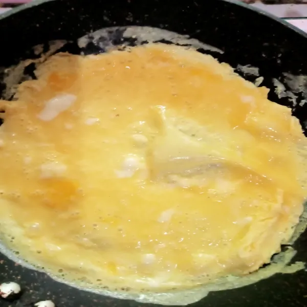 Kocok 3 butir telur, beri kaldu jamur dan lada bubuk. Kocok telur kemudian goreng dadar telur diatas pan, bolak balik hingga matang.