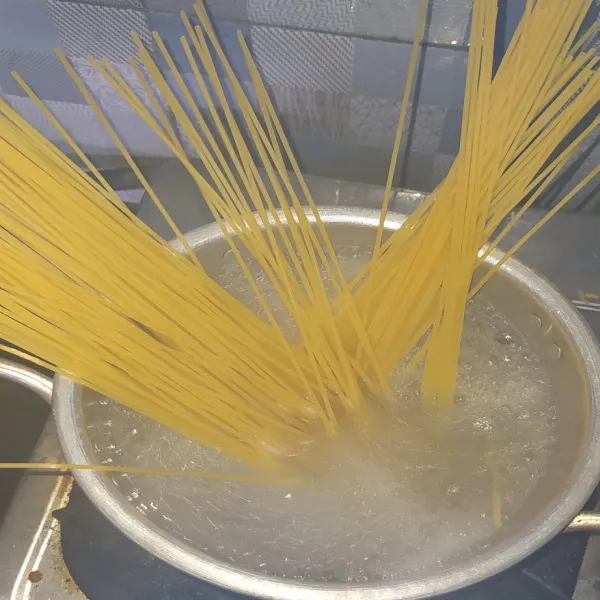 Setelah itu rebus spaghetti hingga matang, saring lalu cuci dengan air dingin.