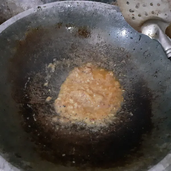 Tumis bumbu halus dengan sedikit minyak hingga harum. Masukkan 500 ml air. Setelah mendidih, masukkan sebutir telur, orak arik.