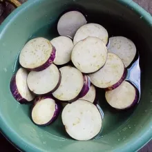 Potong-potong terong dan cuci bersih.