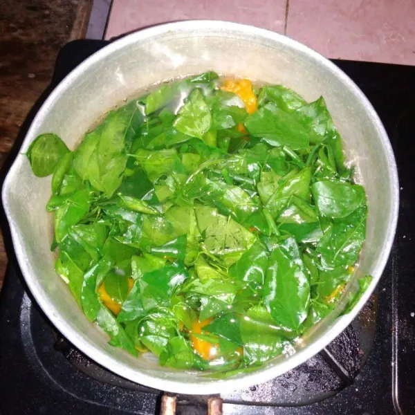Masukkan daun katuk, aduk rata.