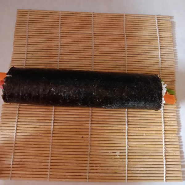 Kemudian gulung sambil ditekan dan rapatkan supaya padat.Potong-potong dan sajikan.