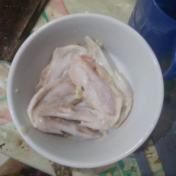 Campurkan ayam dengan bumbu marinasi. Diamkan dikulkas selama 30 menit.