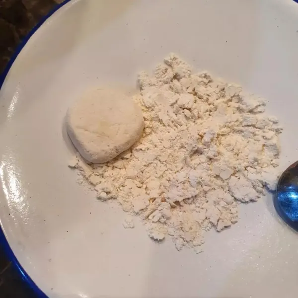 Haluskan ragi tape. Tips : pilih ragi yang bersih, tidak berkutu, warna cemerlang.