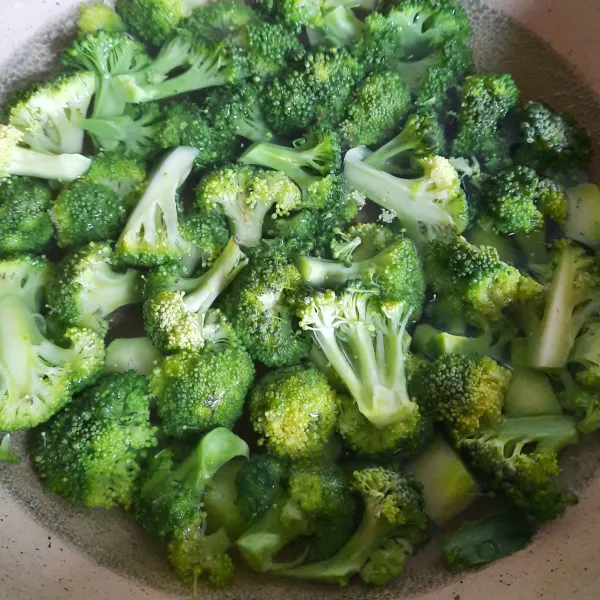 Siapkan mangkuk berisi campuran air dan garam. Rendam brokoli sekitar 5-10 menit hingga kotoran dan ulat mengapung. Usahakan tidak merendam brokoli terlalu lama dalam air garam karena warna dan teksturnya dapat berubah.