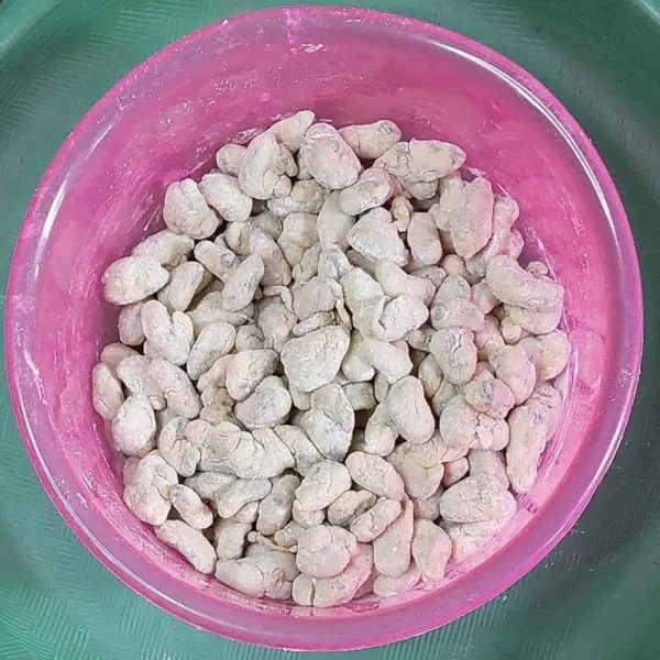 Balur kerang dengan tepung kering dan siap digoreng