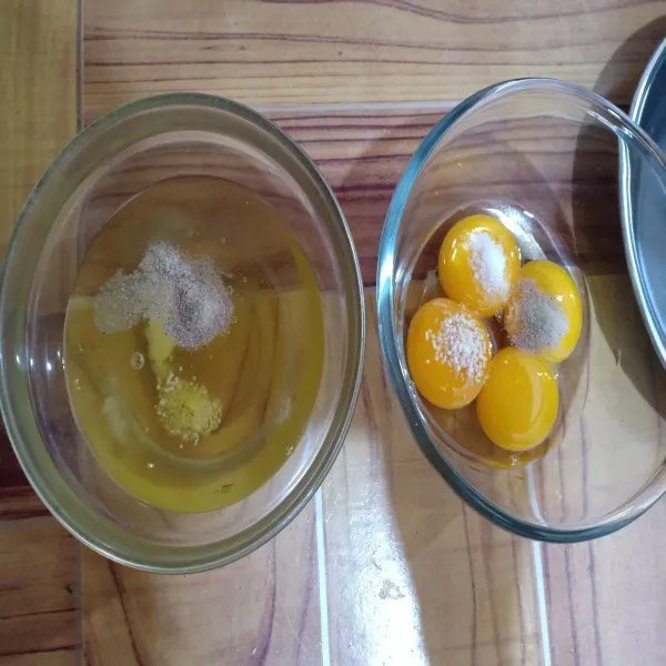 Beri garam, lada bubuk, dan kaldu jamur bubuk secukupnya. Lalu kocok lepas.