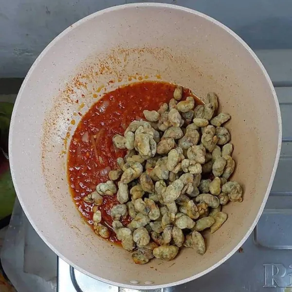 Masukkan kerang yang telah digoreng