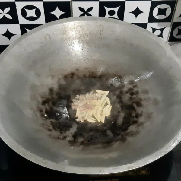 Panaskan minyak goreng, masukkan bawang merah dan bawang putih, tumis hingga bawang harum.