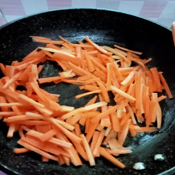 Kemudian panaskan minyak kembali, tumis wortel selama 3 menit, angkat dan sisihkan.
