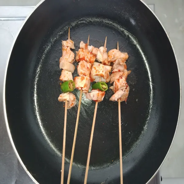 Beri margarin sedikit dan minyak, kemudian panggang hingga matang.