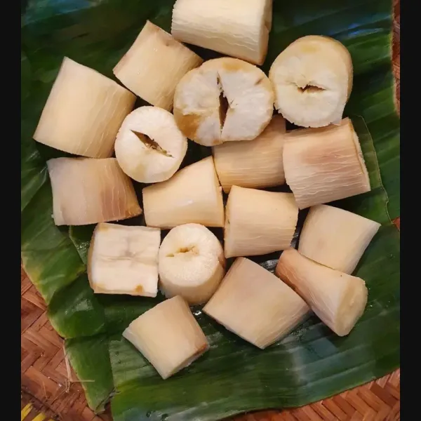 Ambil singkong kukus, letakkan di atas tampah/wadah. dinginkan.