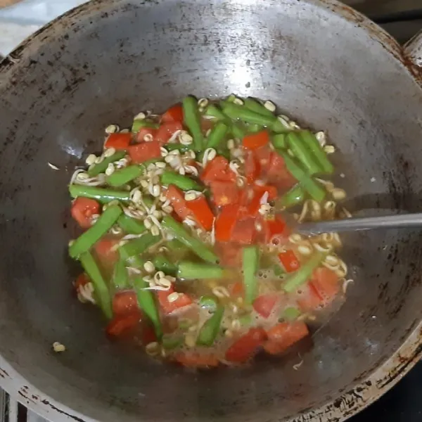 Lalu masak sebentar saja hingga kecambah dan tomat setengah matang. Angkat.