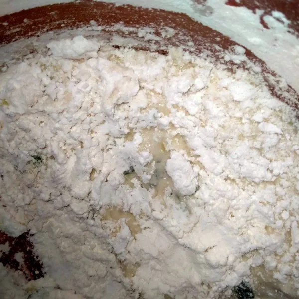 Setelah mendidih, tuang pada sisa tepung tapioka dan campur hingga merata. Tambahkan irisan daun bawang, aduk rata kembali.