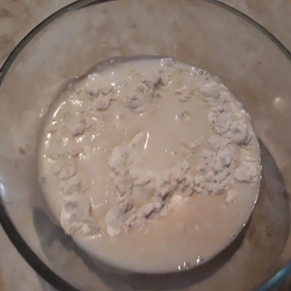 Campur ragi instant,tepung terigu dan susu cair.Tambahkan lada bubuk dan garam secukupnya.Aduk rata biarkan 10 menit