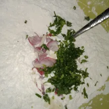 Siapkan tepung, kaldu lalu irisan bawang merah dan putih. Kemudian masukkan rajangan daun seledri.