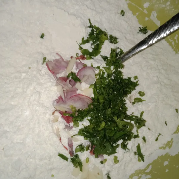 Siapkan tepung, kaldu lalu irisan bawang merah dan putih. Kemudian masukkan rajangan daun seledri.