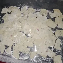 Sesekali adonan diberi tapioka agar tidak lengket satu sama lain.