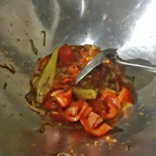 Tumis bawang merah, bawang putih, cabe, sereh, lengkuas dan tomat sampai harum.