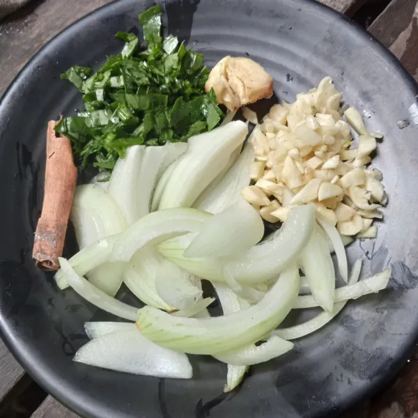 Cincang bawang putih, potong-potong bawang bombai dan seledri.