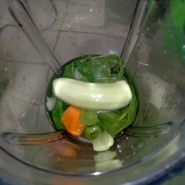 Masukkan air dan sayuran ke dalam blender.