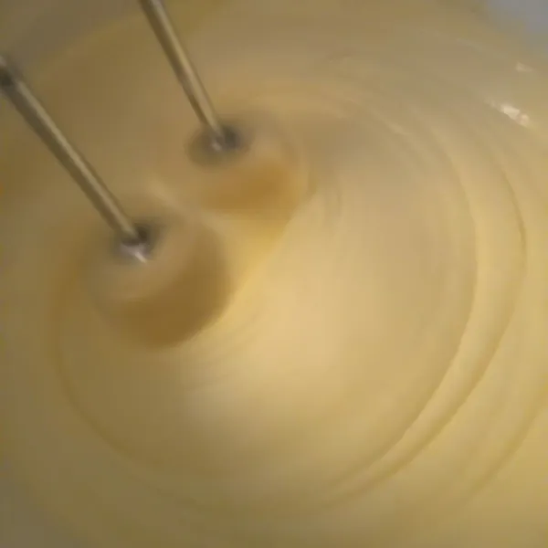 Mixer telur, gula dan SP dengan kecepatan tinggi sampai pucat putih mengembang.