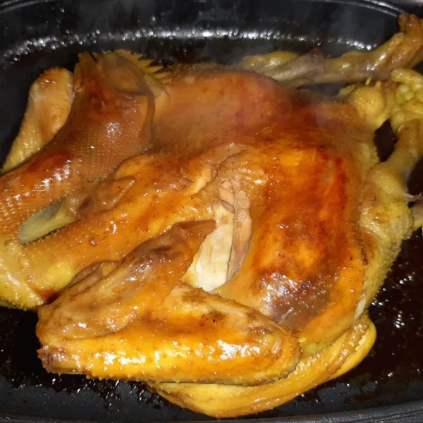 Panaskan wajan panggangan lalu bakar ayam dengan mengoleskan kecap manis dan minyak goreng bergantian sampai matang dan kecokelatan.