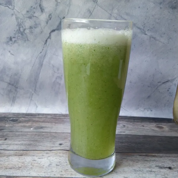 Tuang jus ke dalam gelas saji.