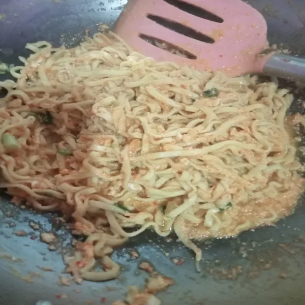 Beri garam, kaldu ayam bubuk, dan lada, masak mie sampai lunak dan air menyusut, angkat dan sajikan.