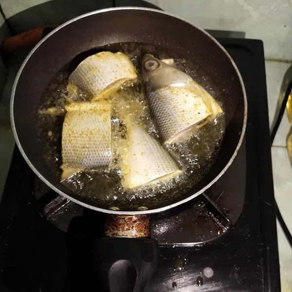 Kemudian goreng ikan bandengnya sampai matang.