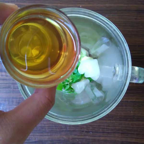 Tambahkan madu dan air lalu blender hingga halus.