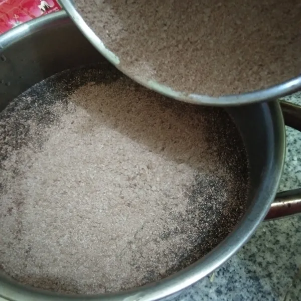 Siapkan panci berisi air 900 ml, kemudian tuang campuran serbuk cokelat. Aduk rata dan nyalakan kompor.