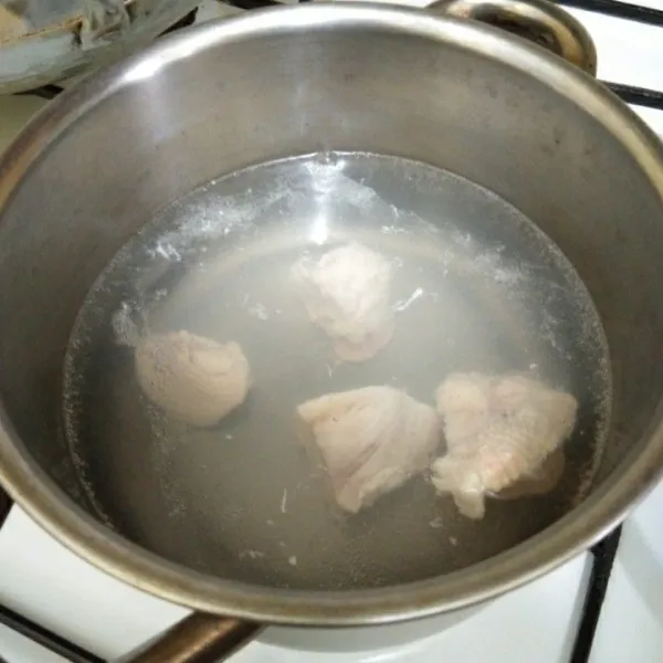 Rebus daging ayam hingga berubah warna, tiriskan.